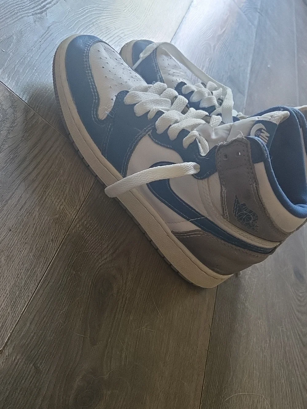 Boys High-Top Nike in White and Blue - Boys Sizs 5